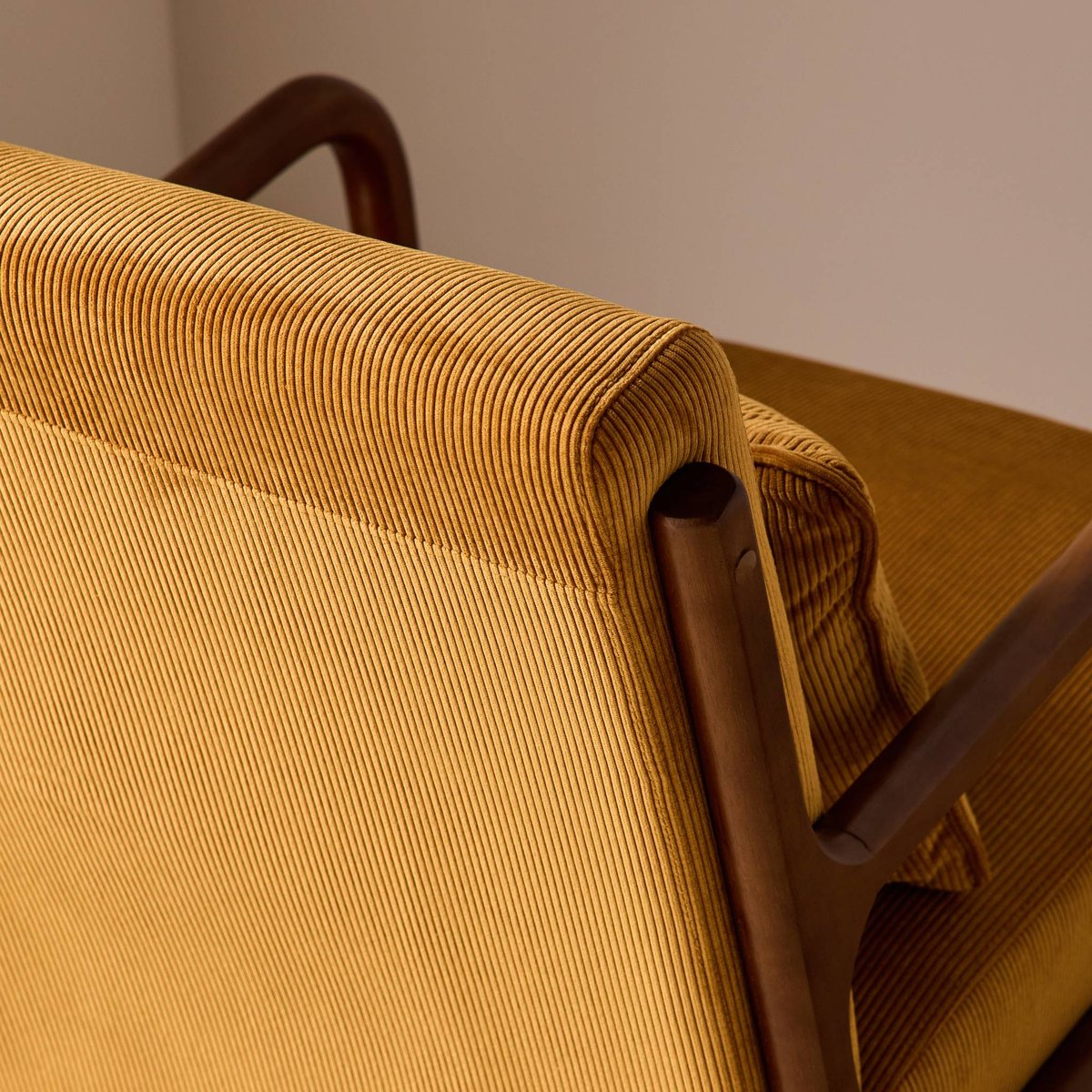 Fauteuil scandinave bois d'hévéa teinte noyer clair et velours côtelé LORENS ocre, SWEEEK