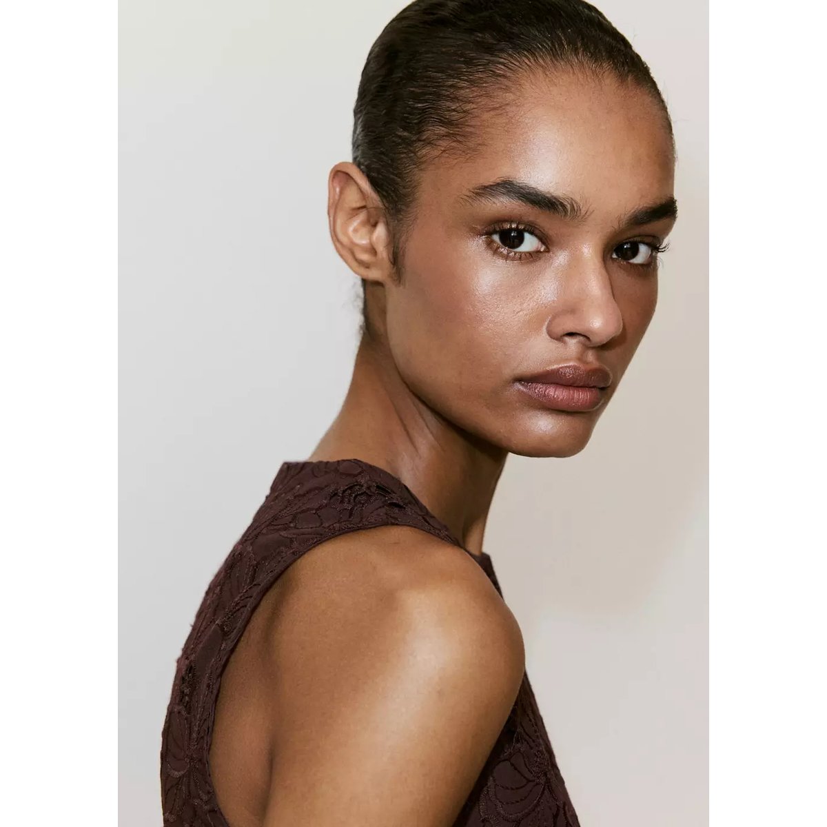 Robe florale brodée et ajourée marron, MANGO