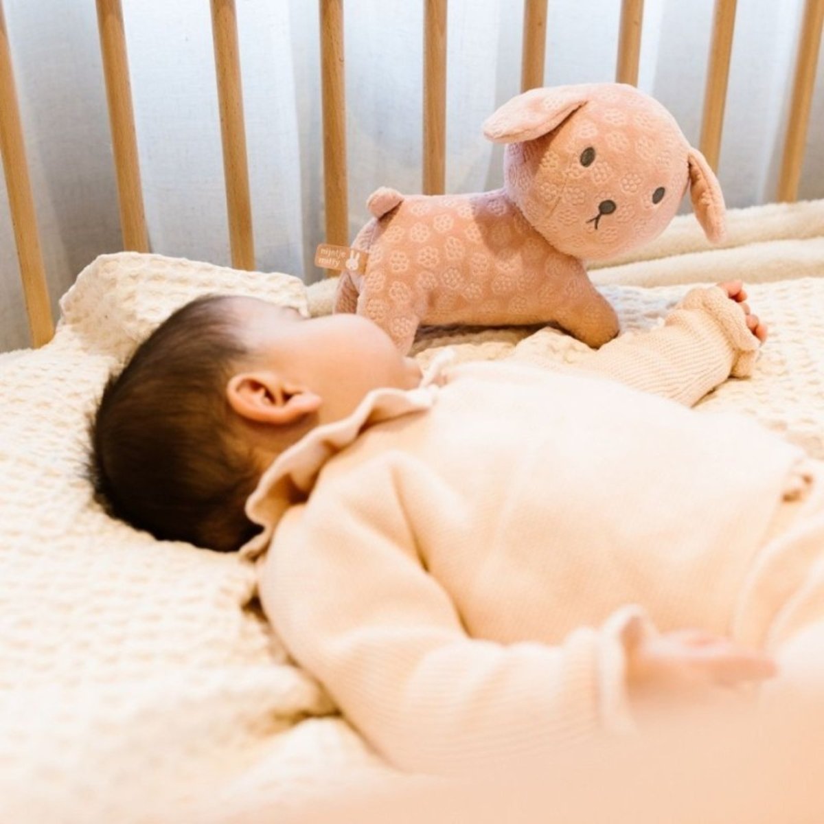 Peluche Snuffy, le chien de Miffy - Flower rose, PIOUPIOU ET MERVEILLES