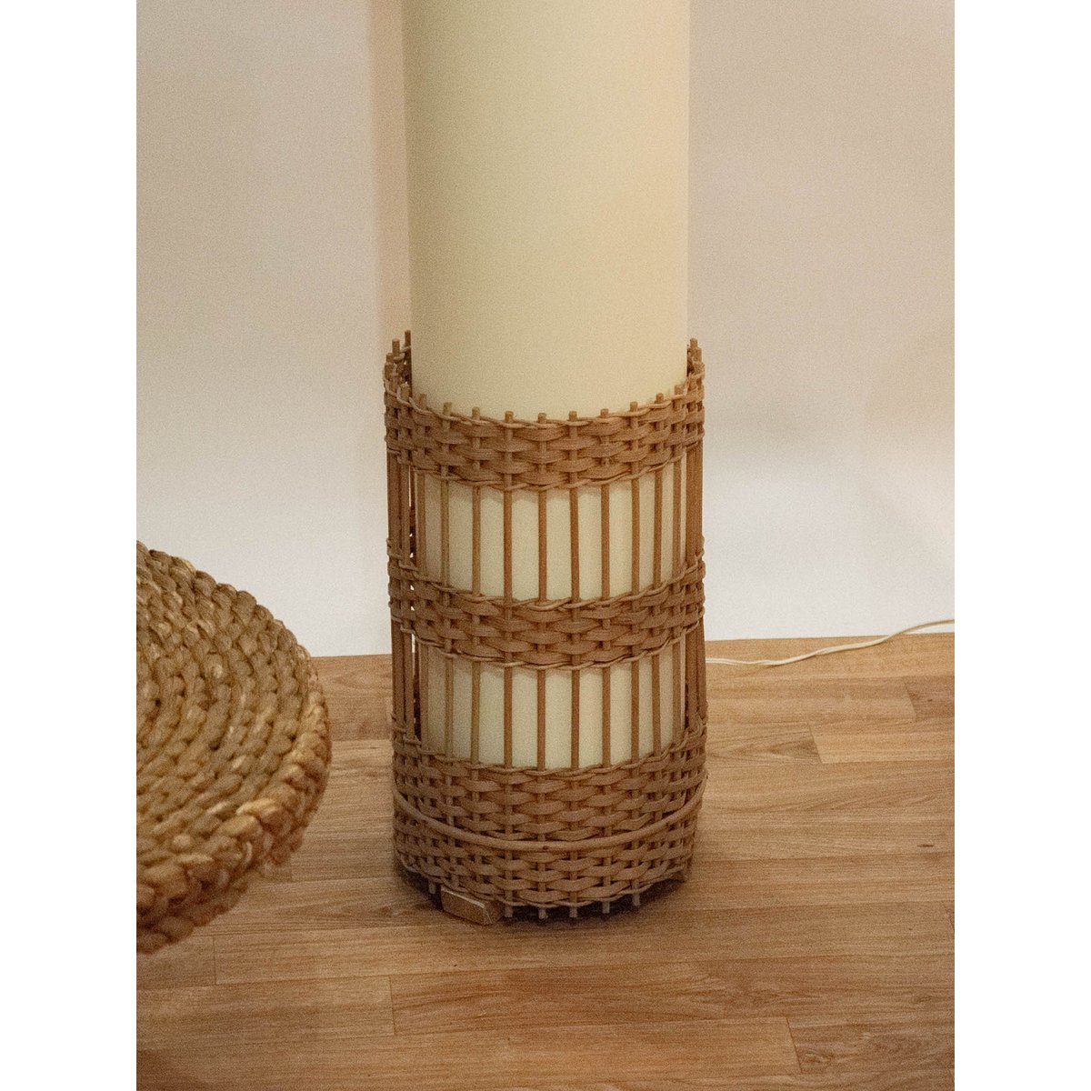 Lampadaire fin en rotin Julien N°149 - Bon état blanc, DEBONGOUT