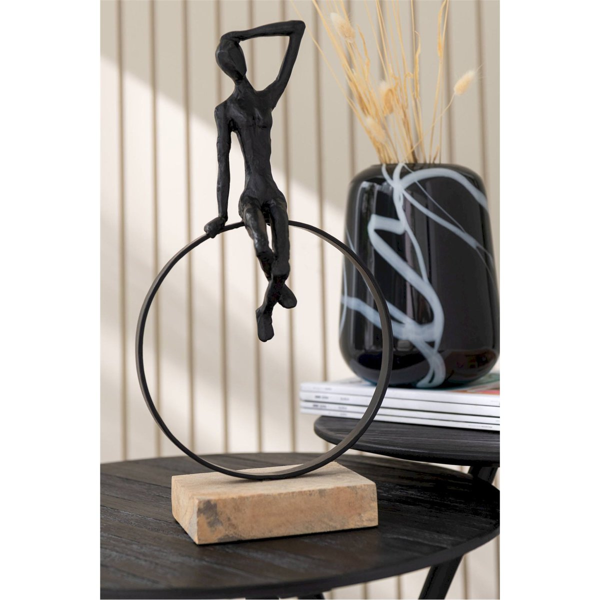Figurine femme sur anneau noir et bois naturel, RECOLLECTION