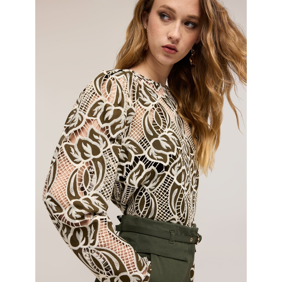 Blouse verde militare, MOTIVI