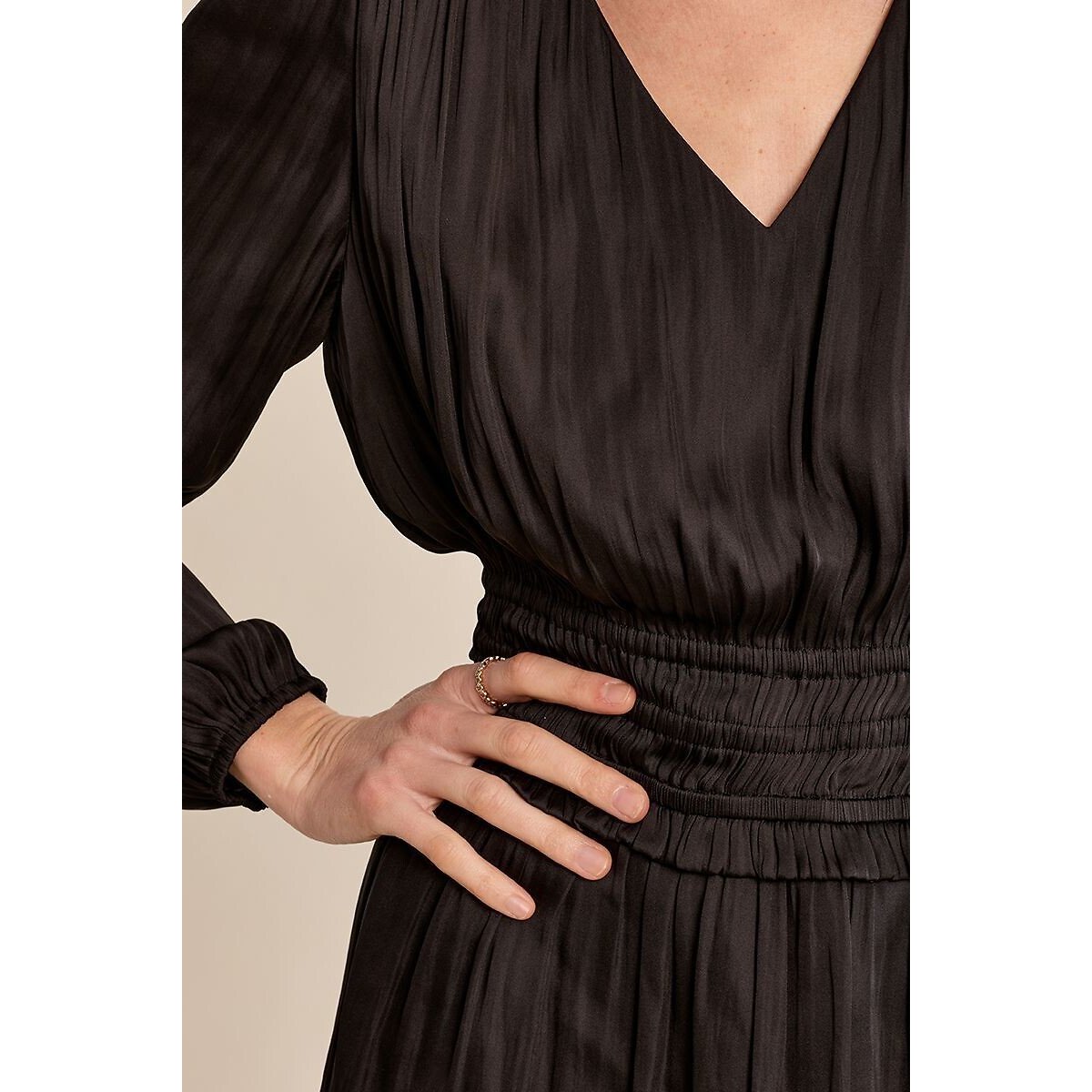 Robe courte satinée noir, MOLLY BRACKEN
