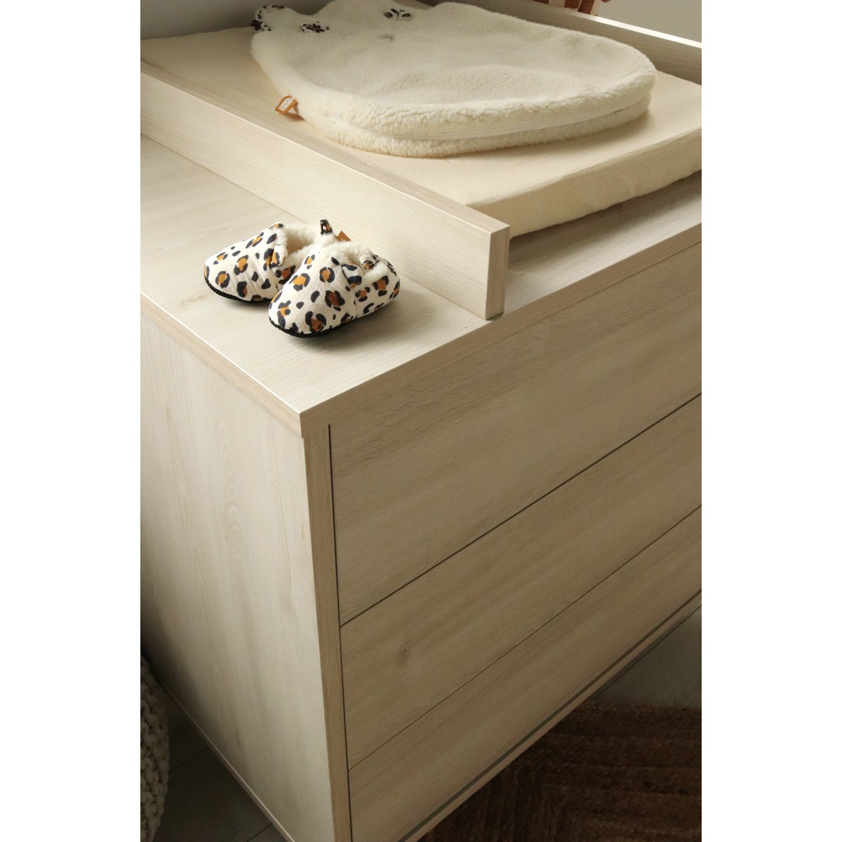 Commode à langer 3 tiroirs sur pieds - décor bois hêtre cendré beige, SAUTHON