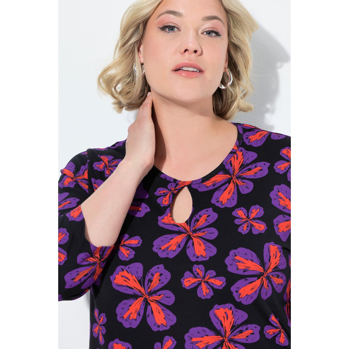 T-shirt long à fleurs. Col rond et manches noir, ULLA POPKEN