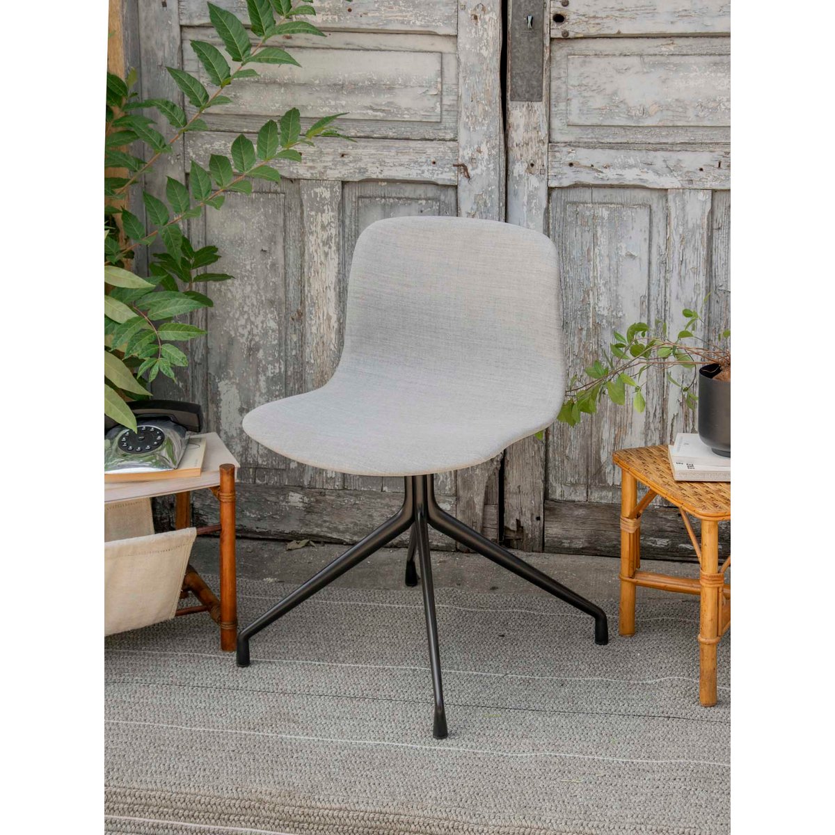 Chaise au design minimaliste Alma N°1759 - Bon état gris, DEBONGOUT