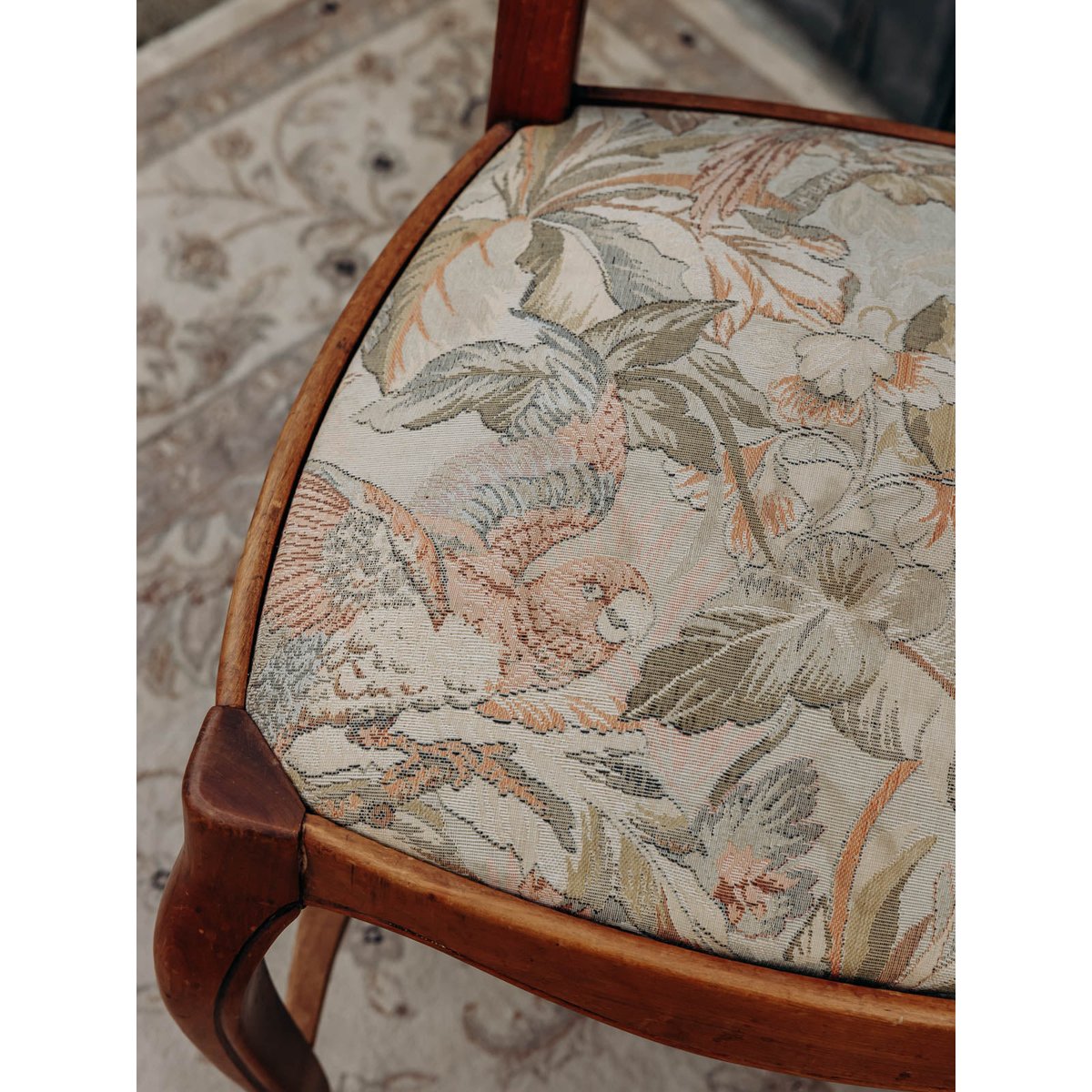 Lot de 4 chaises en bois Claude N°847 - Bon état bois foncé, DEBONGOUT