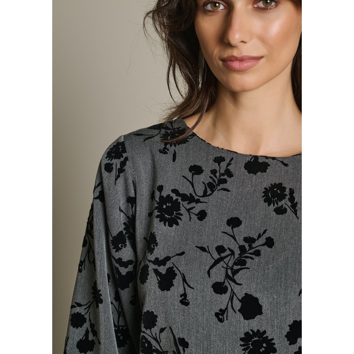 Robe courte à motif floral gris, LOLALIZA