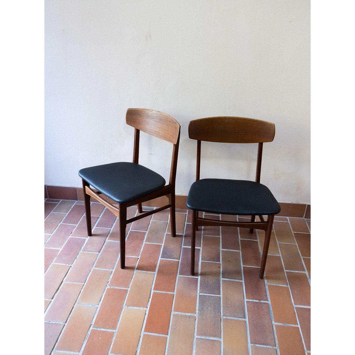 Elégante paire de chaises Alma N°1797 - Bon état bois foncé, DEBONGOUT