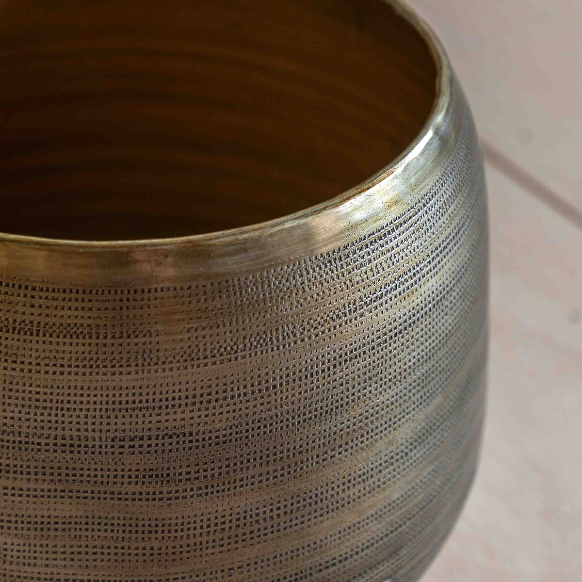 Set of 2 Textured Metal Planters brass, ÉDITÉ