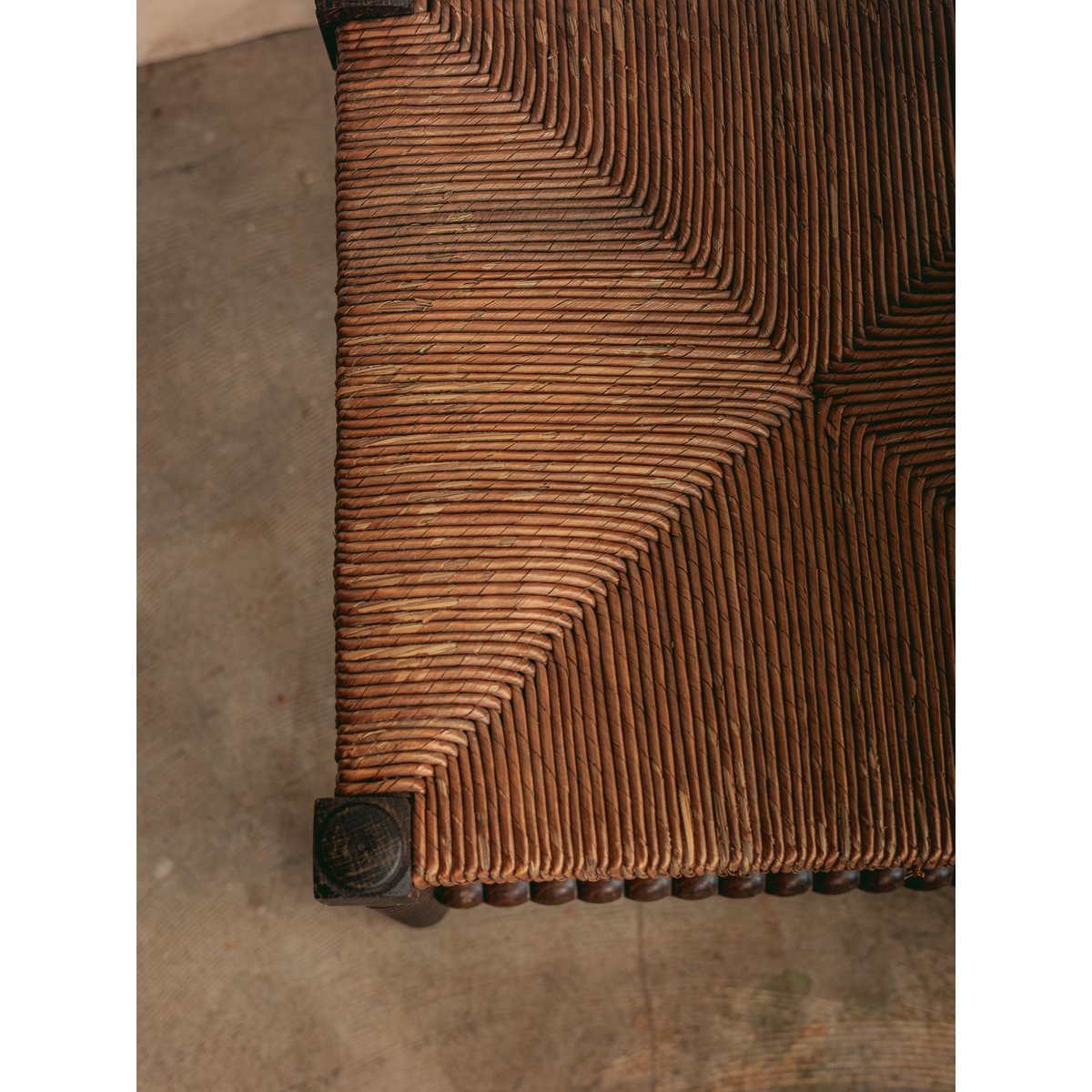Fauteuil d'angle en bois foncé et perlé Ernest N°1568 - Bon état bois foncé, DEBONGOUT