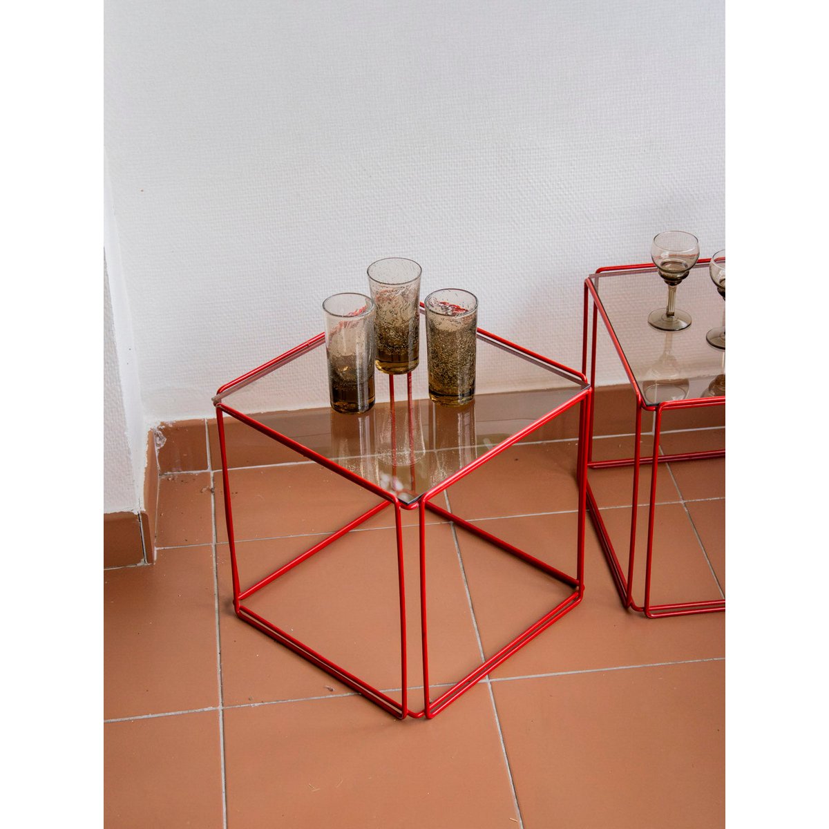 Paire de tables basses en verre et métal rouge Donna N°1639 - Bon état fumé, DEBONGOUT