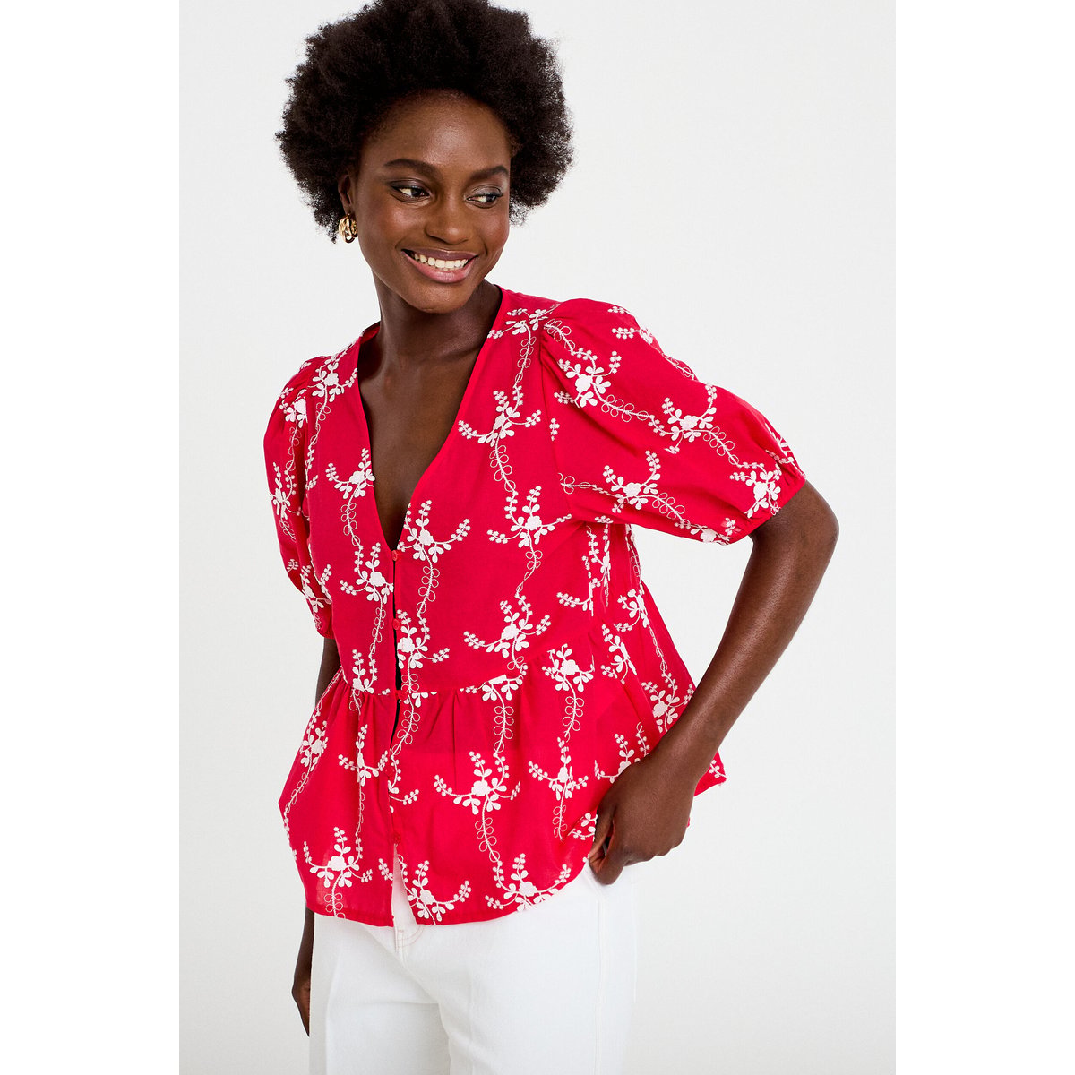 Blouse col v manches courtes brodée rouge, CACHE CACHE