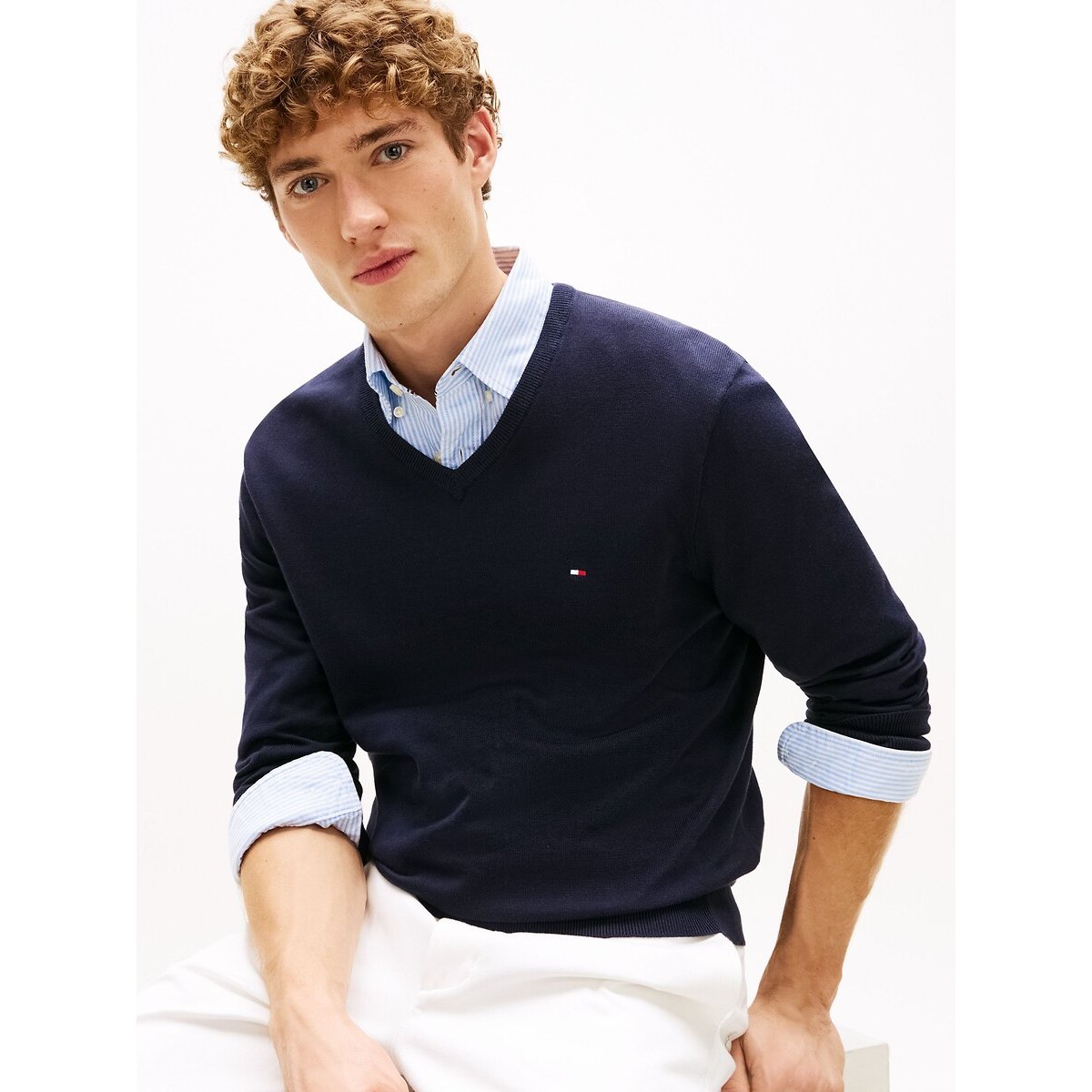Camisola com decote em V, em malha fina marinho, TOMMY HILFIGER