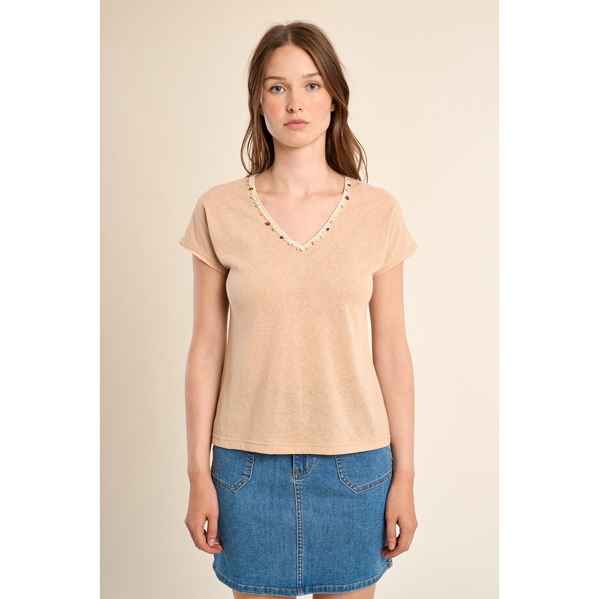 T-shirt col V, avec broderie et perles beige, MOLLY BRACKEN