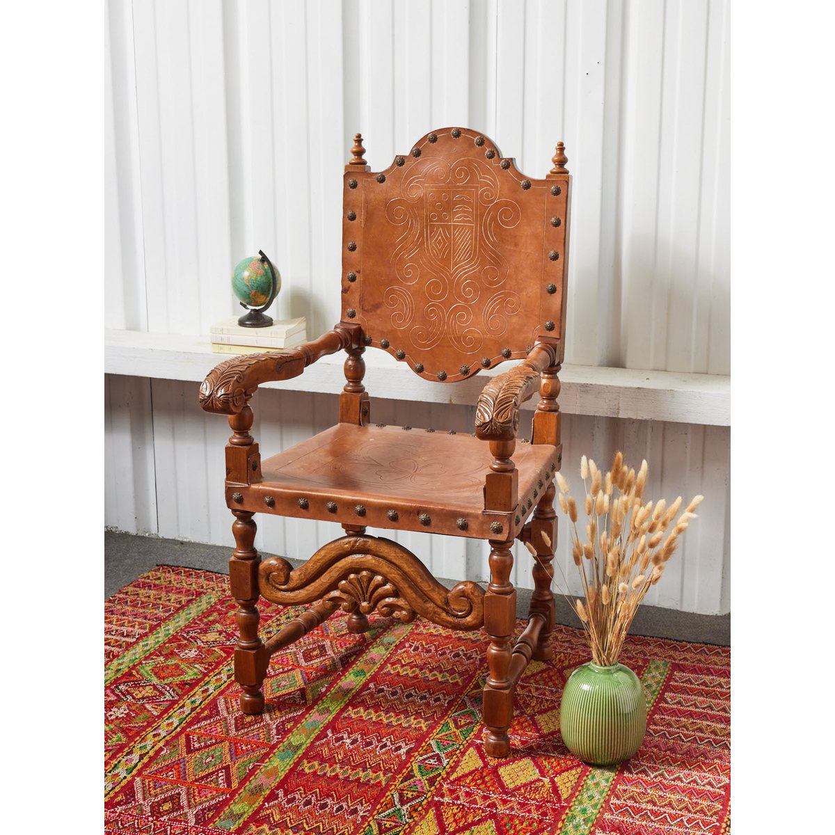 Fauteuil médiéval en cuir Ernest N°803 - Bon état bois clair, DEBONGOUT