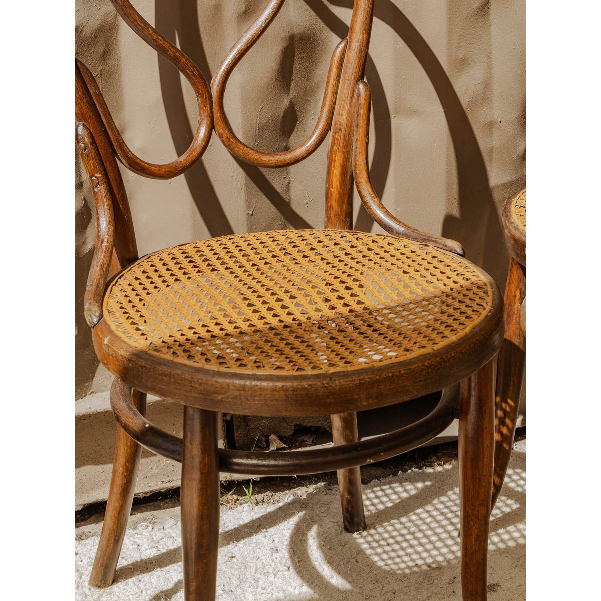 Paire de chaises en bois Claude N°1405 - Bon état bois foncé, DEBONGOUT