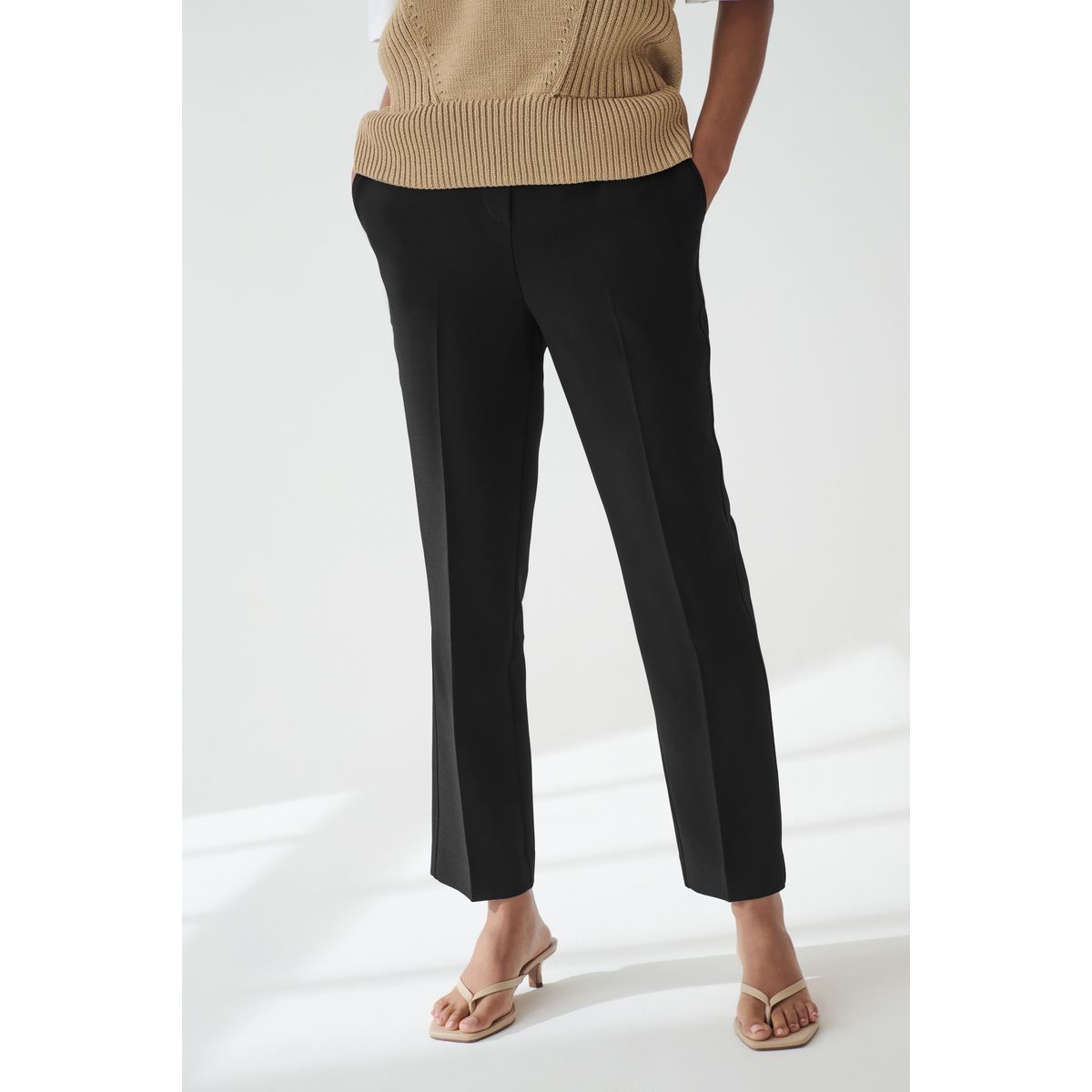 Pantalon droit avec dos élastique ajusté noir, NEXT
