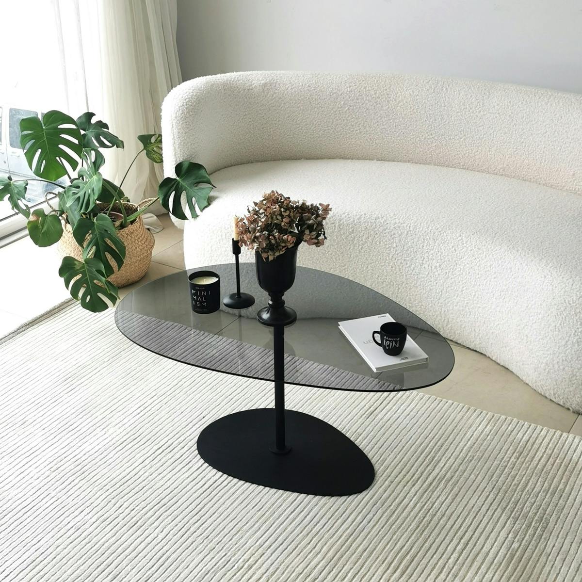 Table basse plateau triangulaire en verre TULUM verre fumé, PIER IMPORT