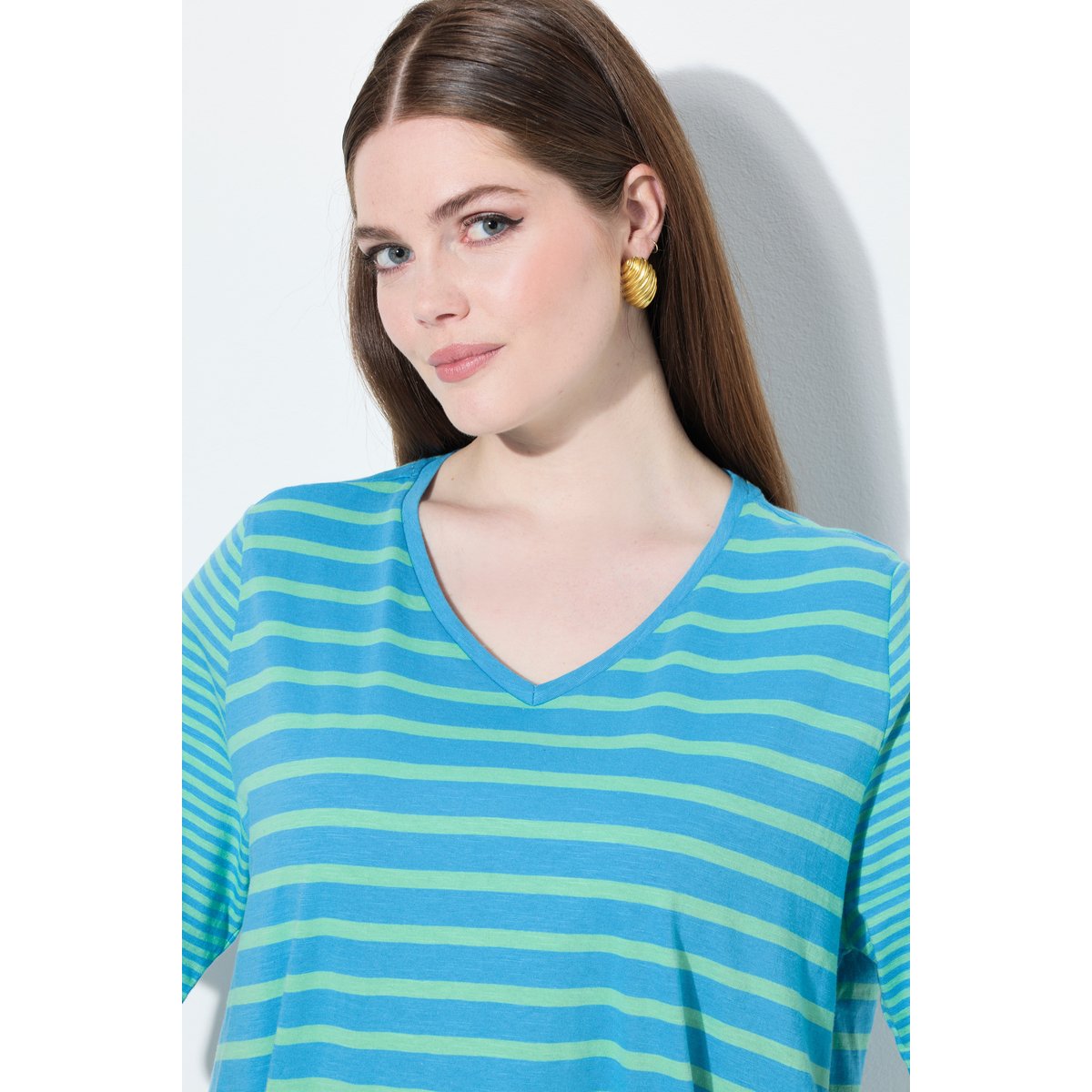 T-shirt à col en V. Coupe évasée vert printanier, ULLA POPKEN