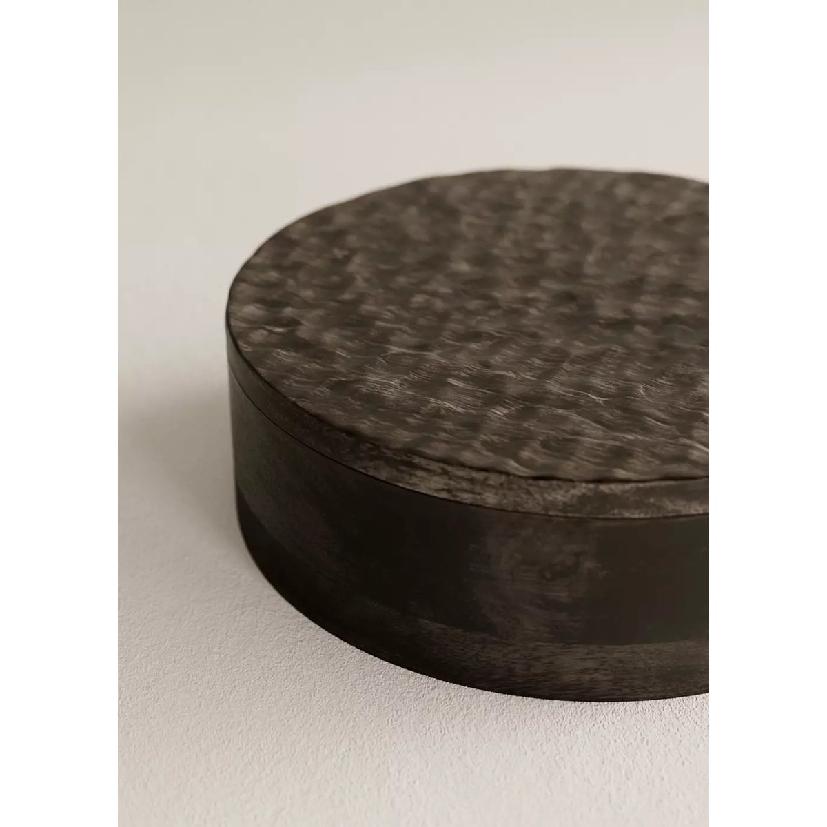 Petite boîte ronde en bois sculpté chocolat, MANGO HOME