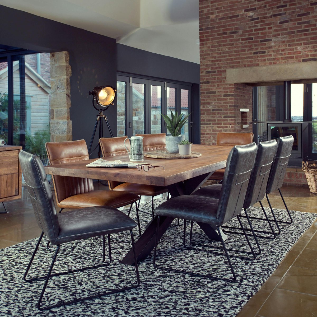 Table à manger 240 cm chêne massif pied central croisé OKA bois naturel, PIER IMPORT