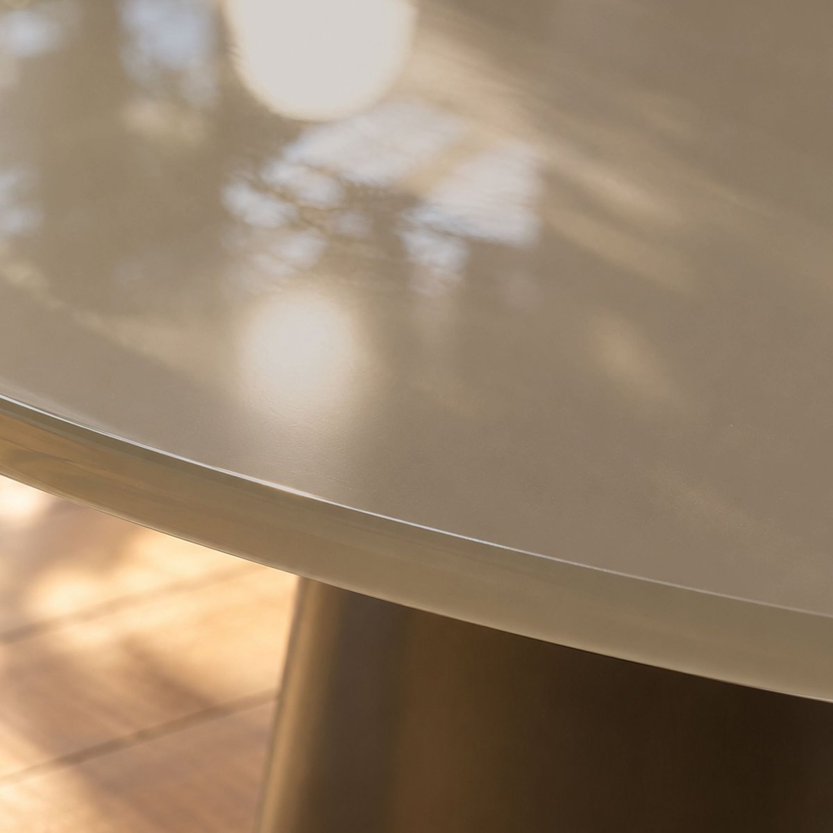 Table ronde Ø120cm avec plateau en verre et 4 fauteuils GLAM couleur unique, NOW'S HOME
