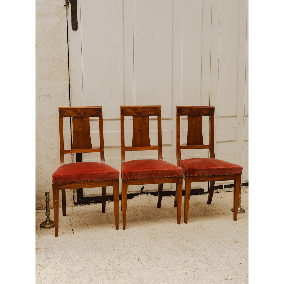 Lot de 3 chaises en bois et tissu rouge Claude N°1705 - Bon état bois foncé, DEBONGOUT