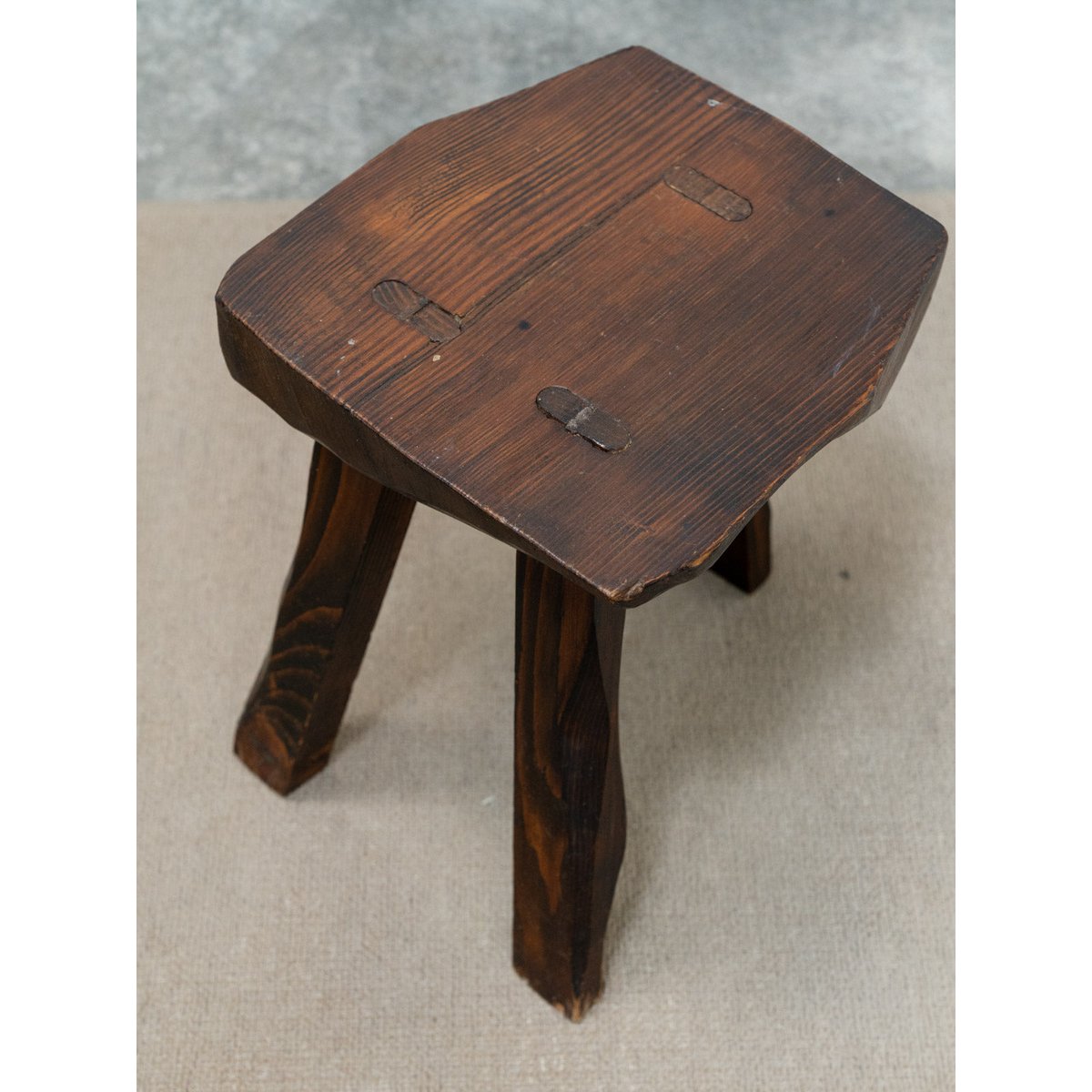 Table brutaliste et ses cinq tabourets Ange N°25 - Bon état bois foncé, DEBONGOUT