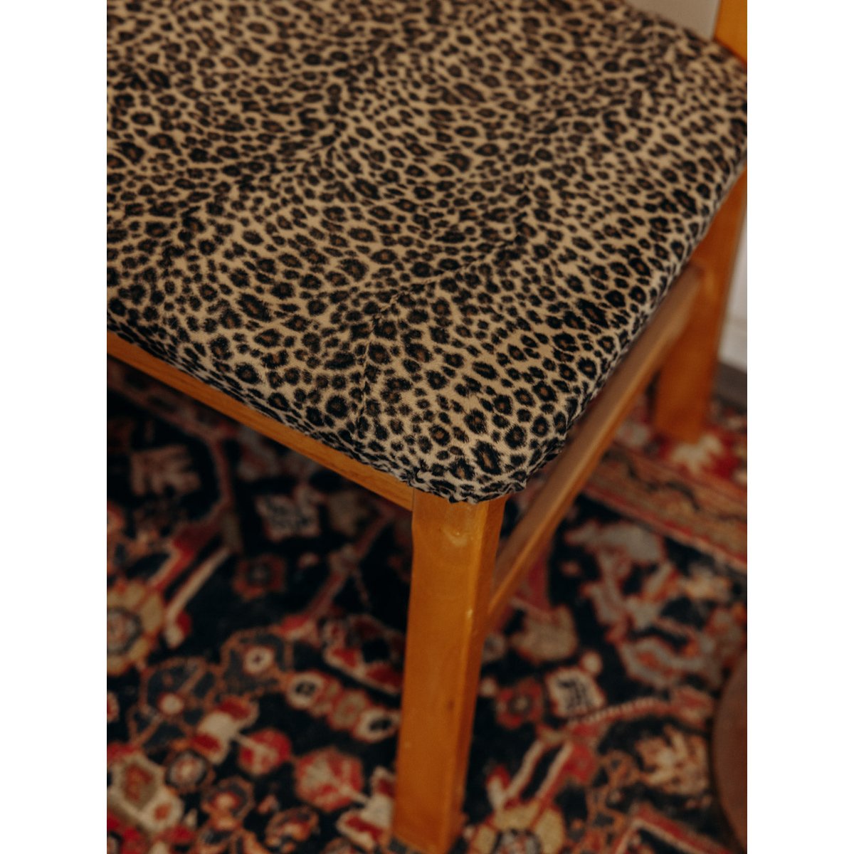 Lot de 4 chaises en tissu léopard Claude N°1632 - Bon état léopard, DEBONGOUT