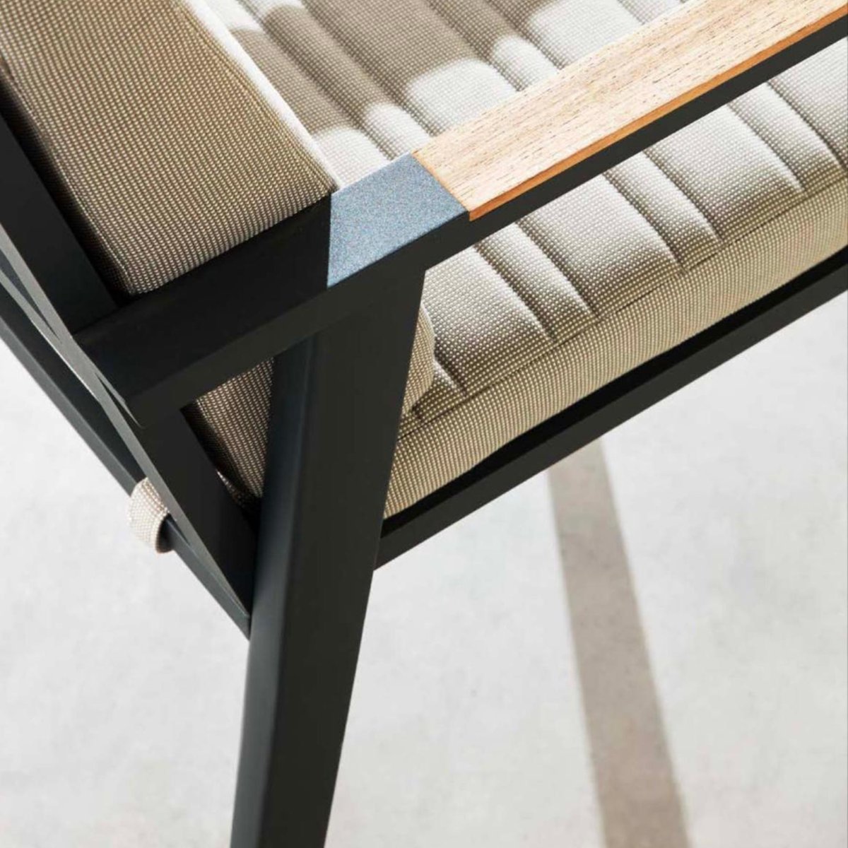 Ensemble repas en aluminium et en teck, LOVY gris anthracite, AU JARDIN DE CHLOÉ