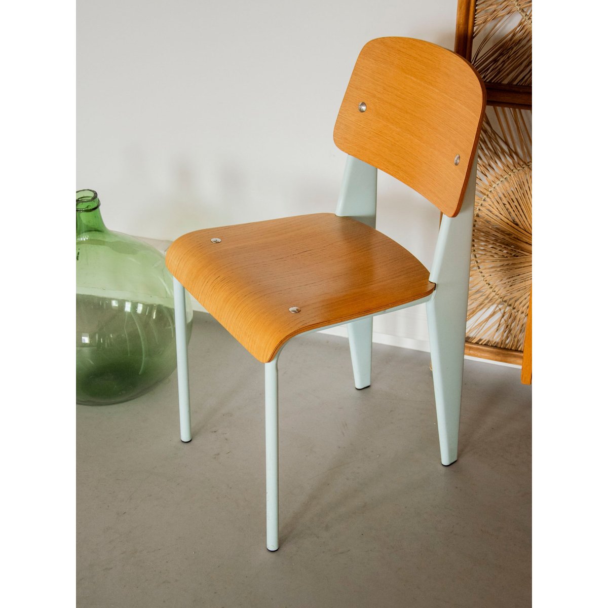 Chaise scandinave aux pieds bleu ciel Alma N°1921 - Bon état bleu clair, DEBONGOUT