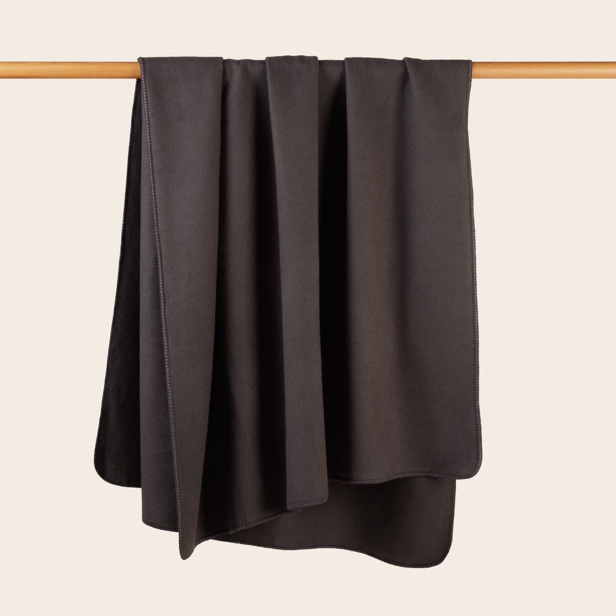 plaid en Coton gratté et finition en point de feston SWAHN gris plomb, MADURA