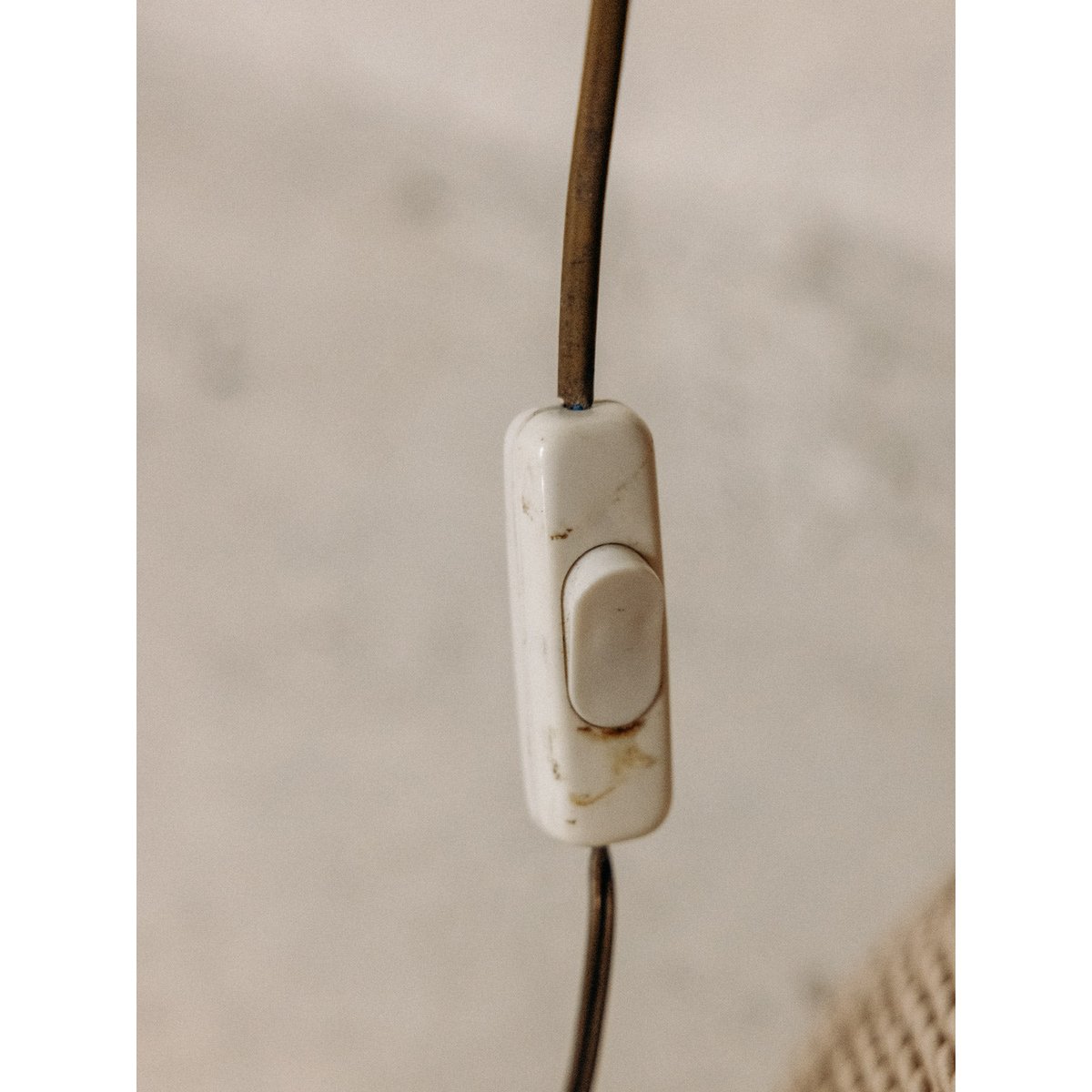 Lampe au bois tourné et à l'abat-jour lumineux Julia N°1056 - Bon état bois foncé, DEBONGOUT
