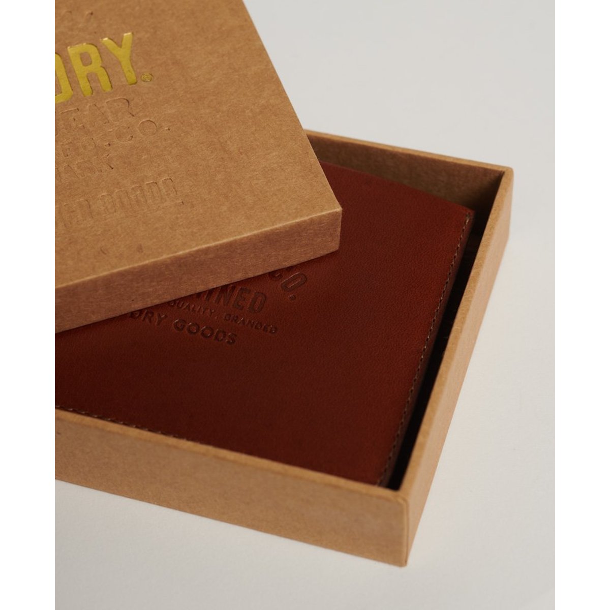 Portefeuille en cuir dans sa boîte marron cognac, SUPERDRY