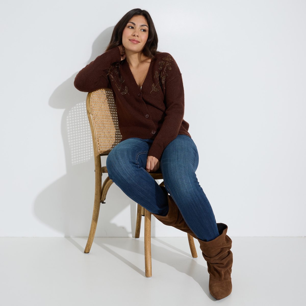 Gilet court col V boutons perlés marron chocolat, GRAIN DE MALICE