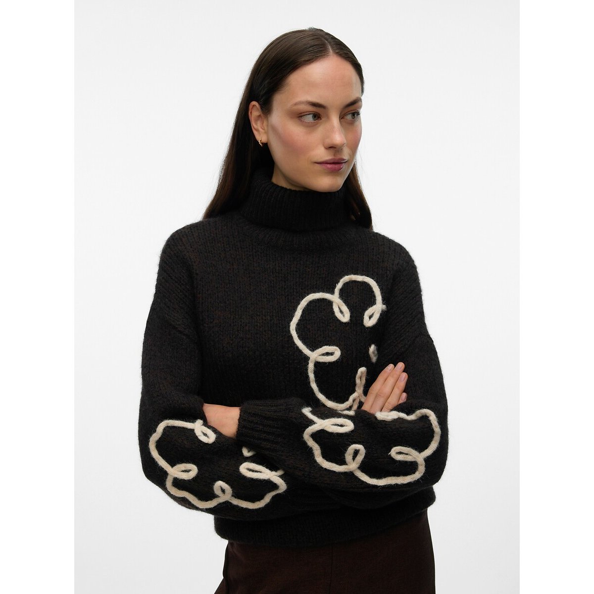 Pull col roulé avec fleurs chocolat, VERO MODA