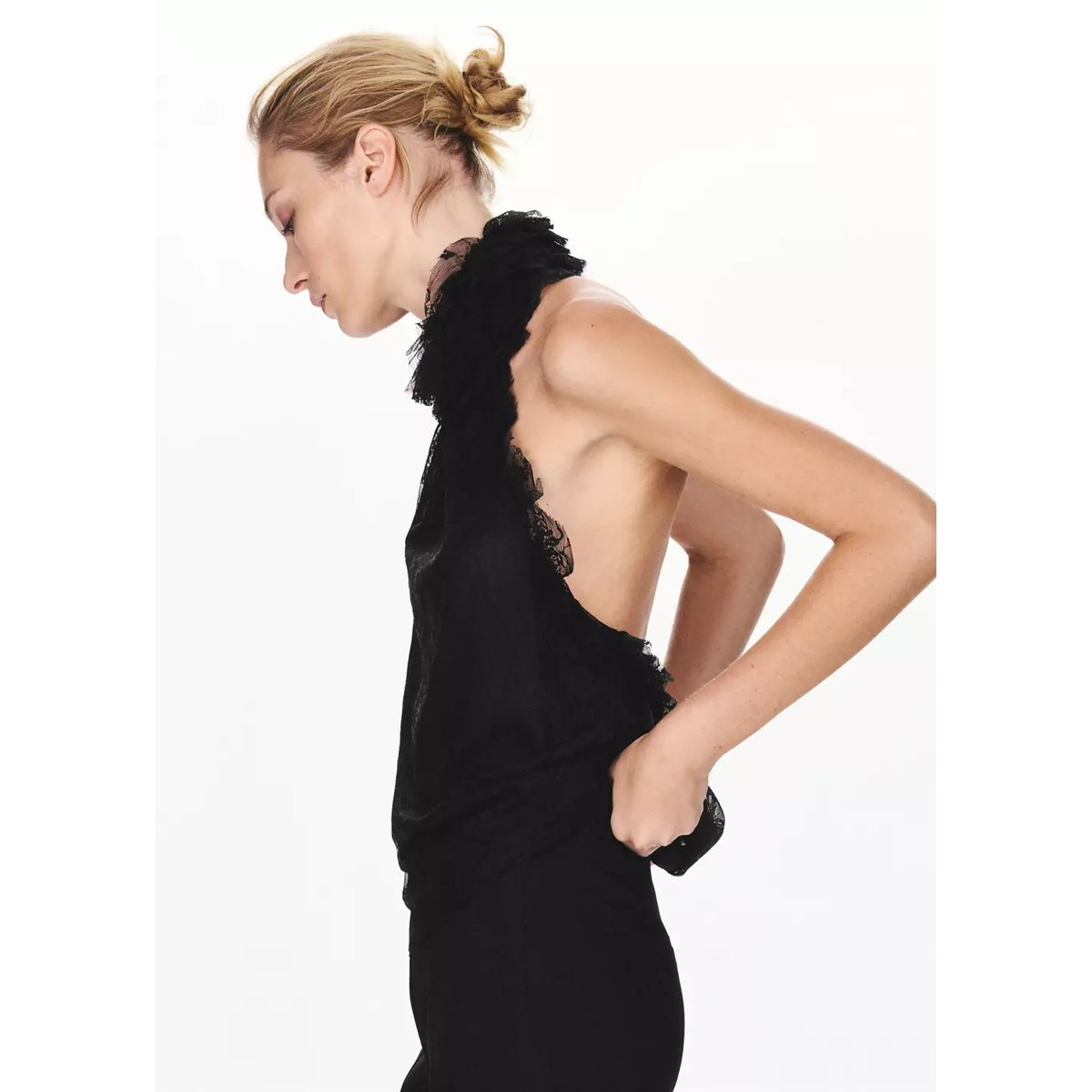 Top à col halter avec volants en dentelle noir, MANGO
