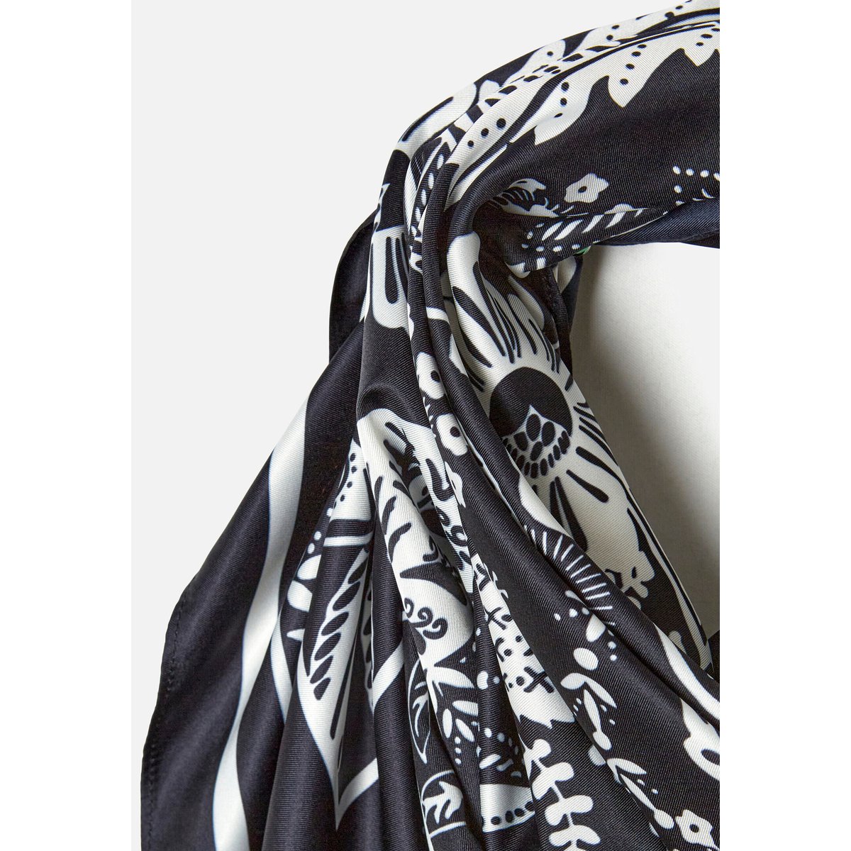 Foulard carré imprimé végétal noir feuillage, DAMART