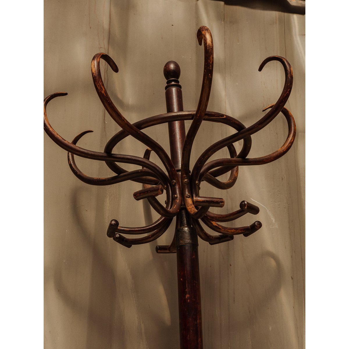 Porte-manteau en bois Max N°441 - Bon état bois foncé, DEBONGOUT