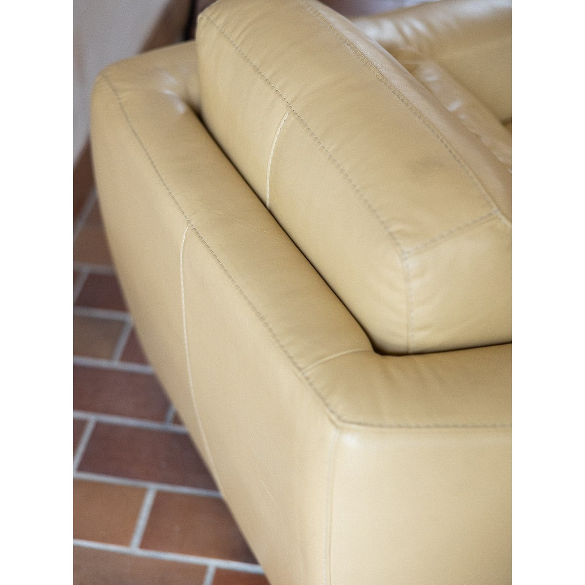 Fauteuil jaune beurre Jakob N°1327 - Bon état jaune, DEBONGOUT