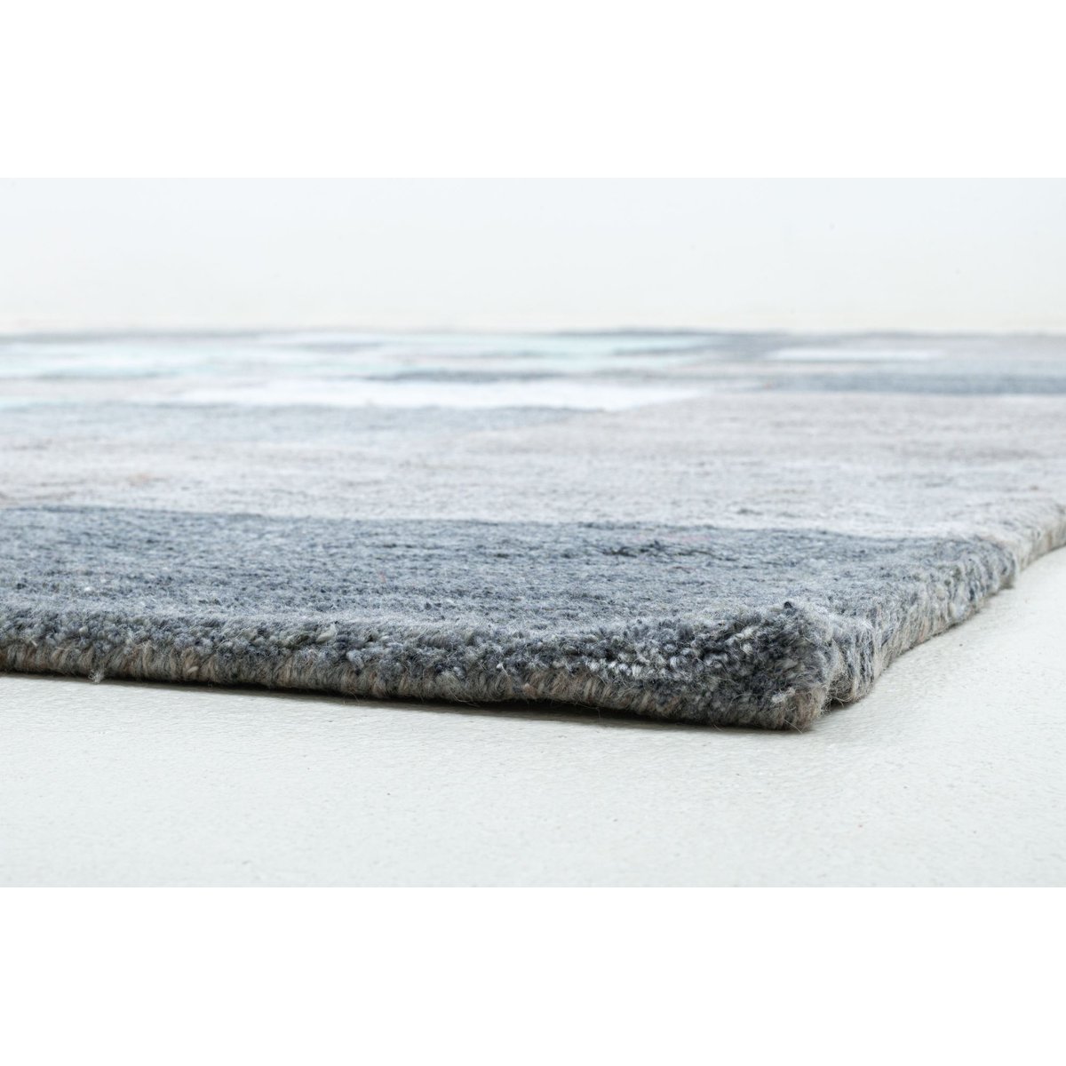Tapis tufté main en viscose gris, THEKO