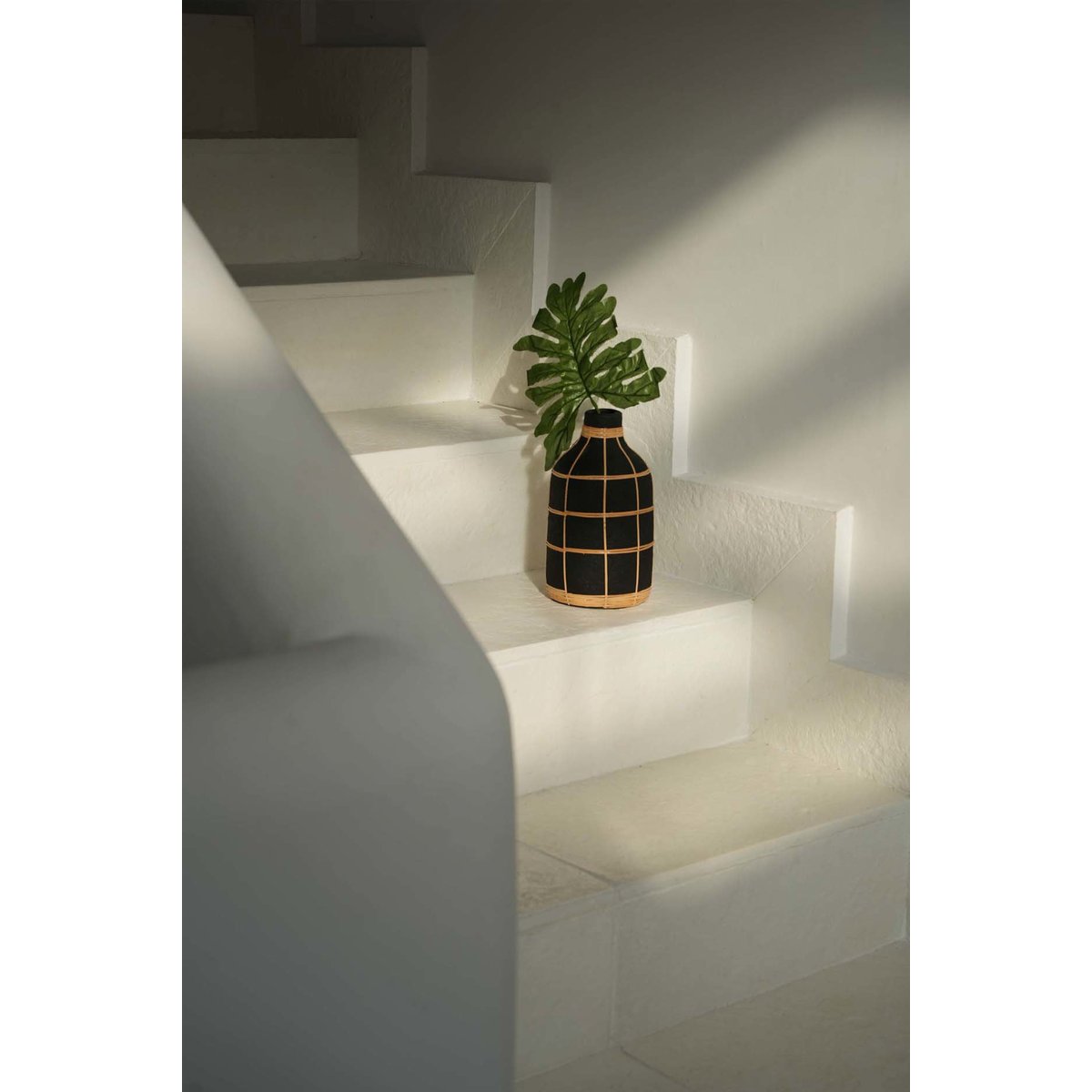 Vase en terre cuite et rotin WHOOPY noir beige, BAZAR BIZAR