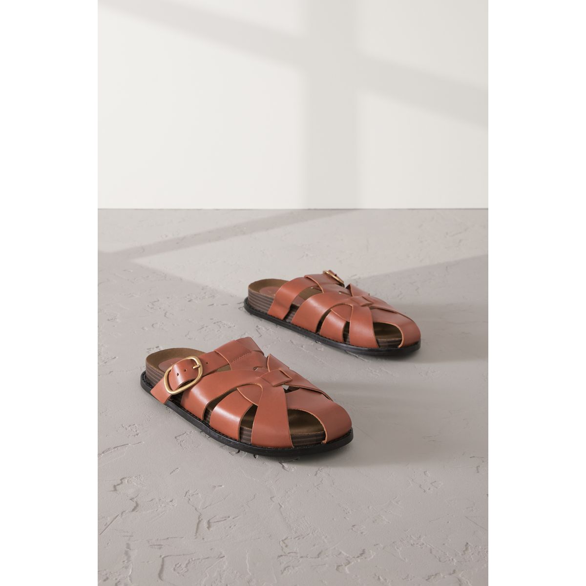Chaussures tressées à bout rond et boucle marron fauve, NEXT