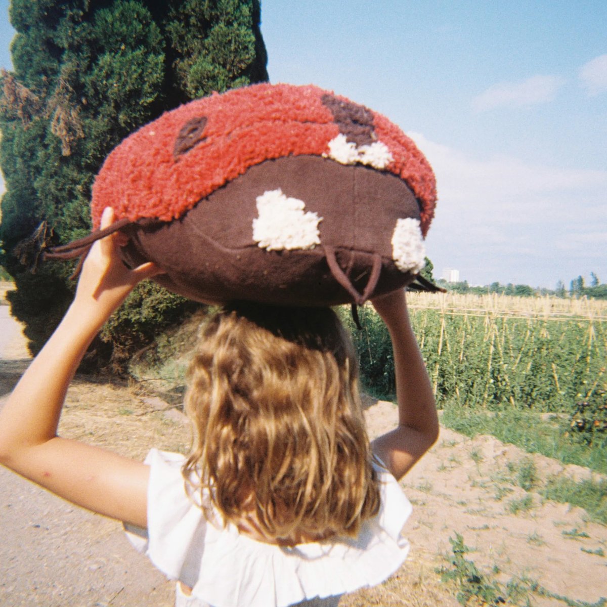 Coussin de sol Coccinelle Maria PETALS & PALS naturel, grain de café, bossa nova, LORENA CANALS