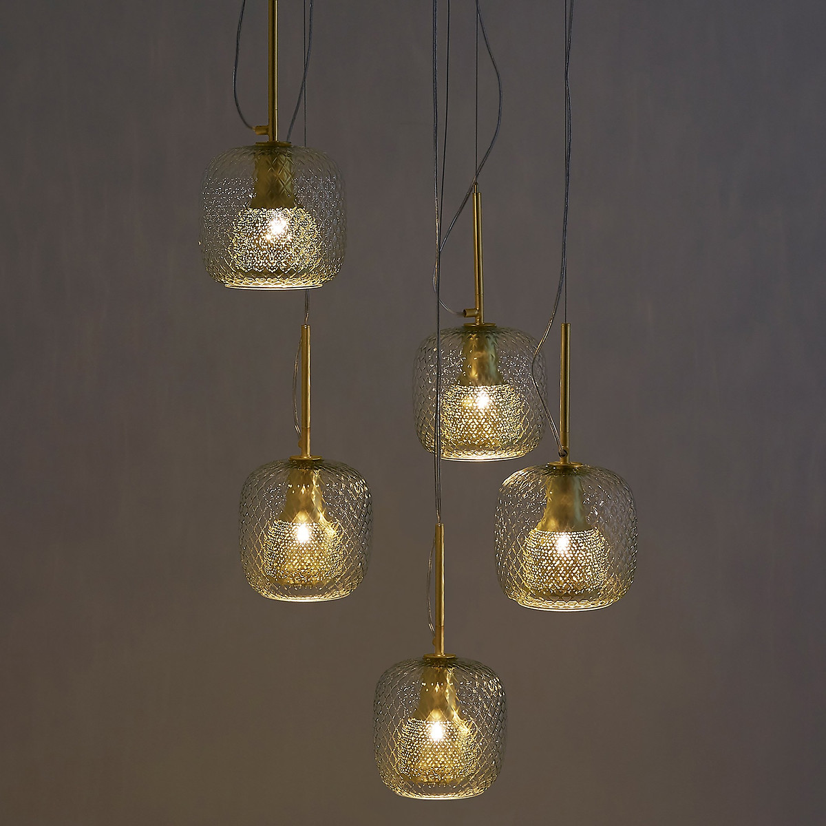 Suspension grappe 5 globes, laiton et verre ciselé, MISTINGUETT laiton, AM.PM X EMMANUEL GALLINA
