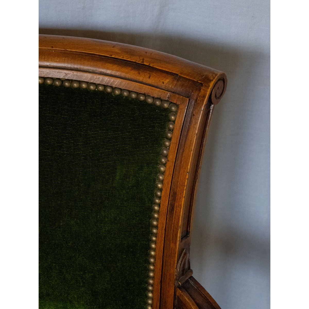 Paire de fauteuils en velours Ernest N°649 - Bon état bois foncé, DEBONGOUT