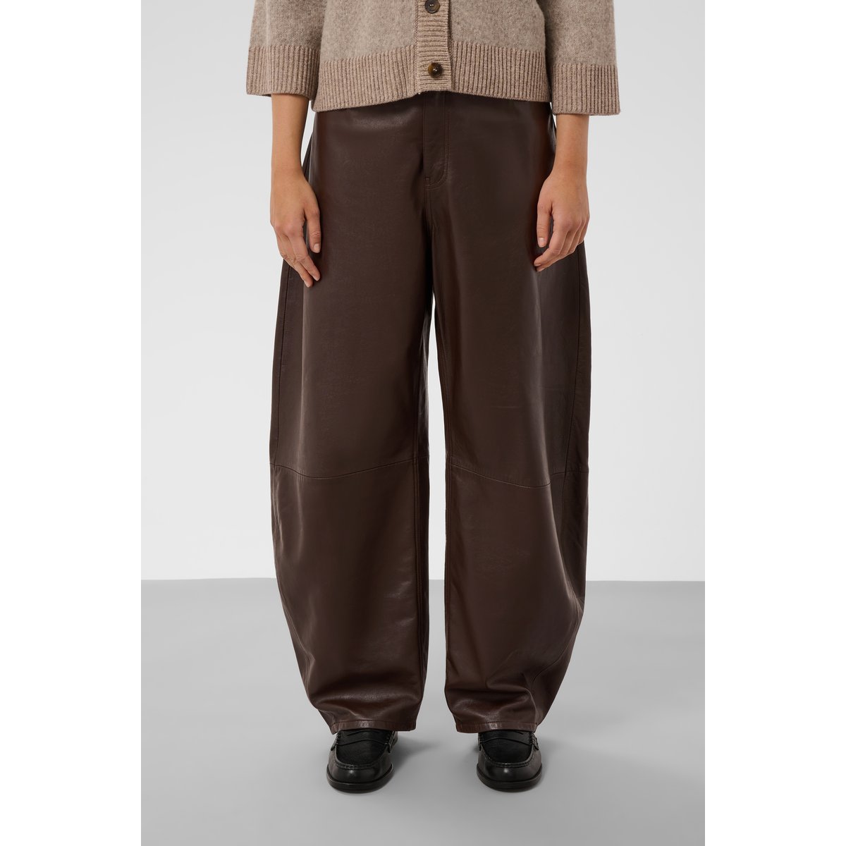 Pantalon en cuir marron ganache, SOAKED IN LUXURY