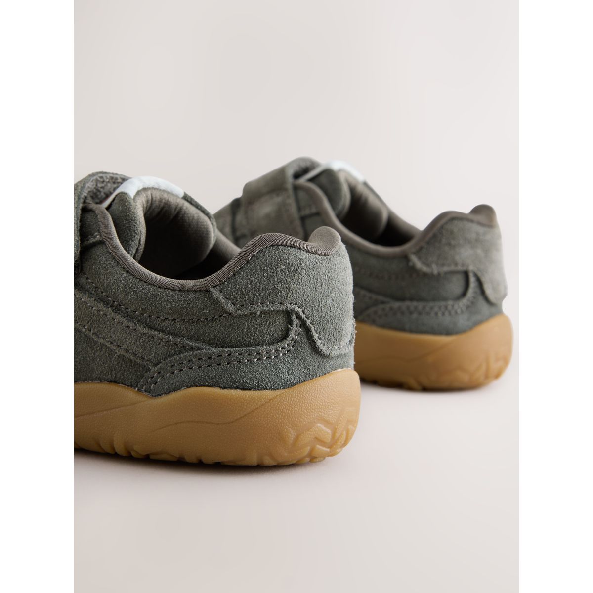 Baskets cuir scratch effet pieds nus vert kaki, NEXT