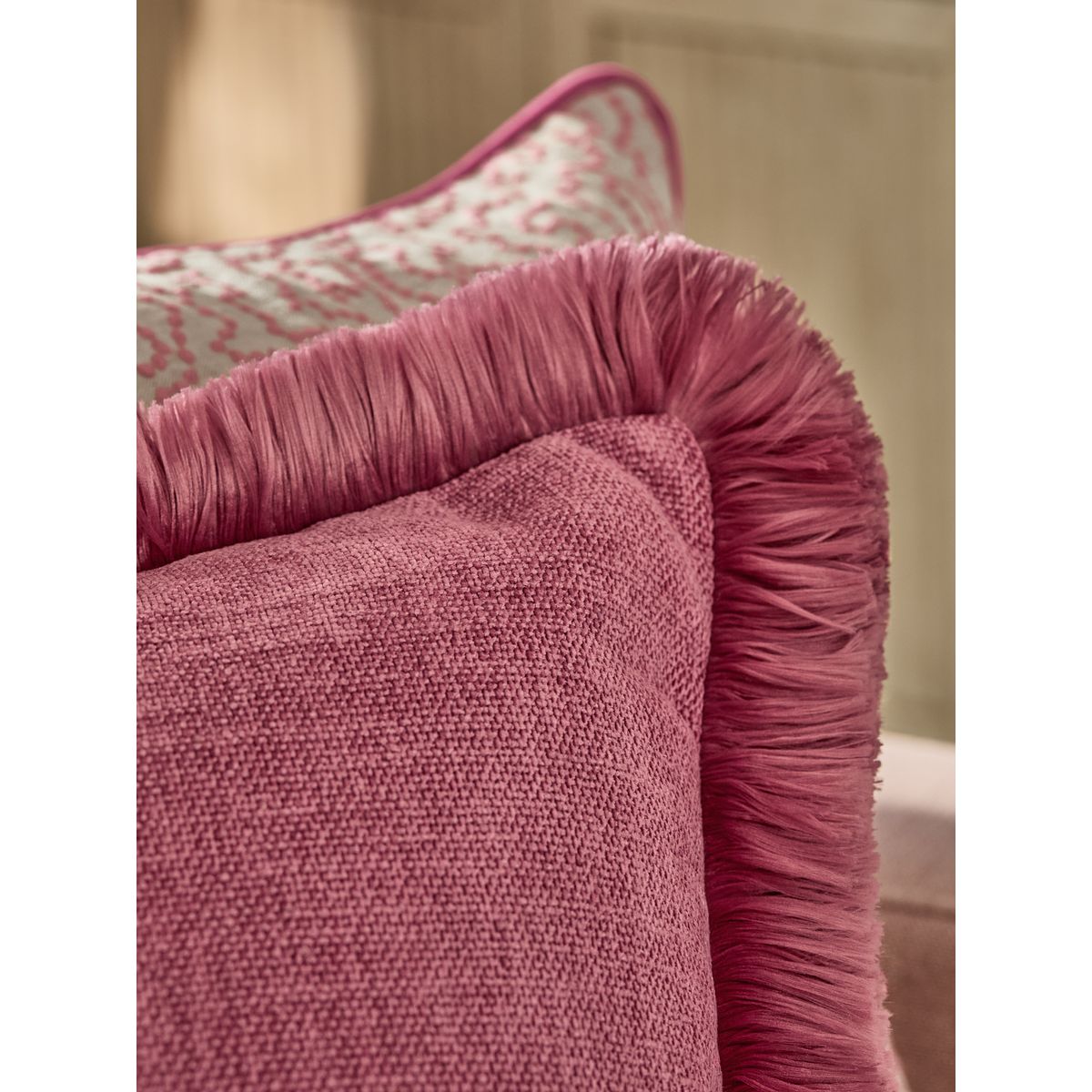 Coussin en chenille et velours à franges rose, NEXT